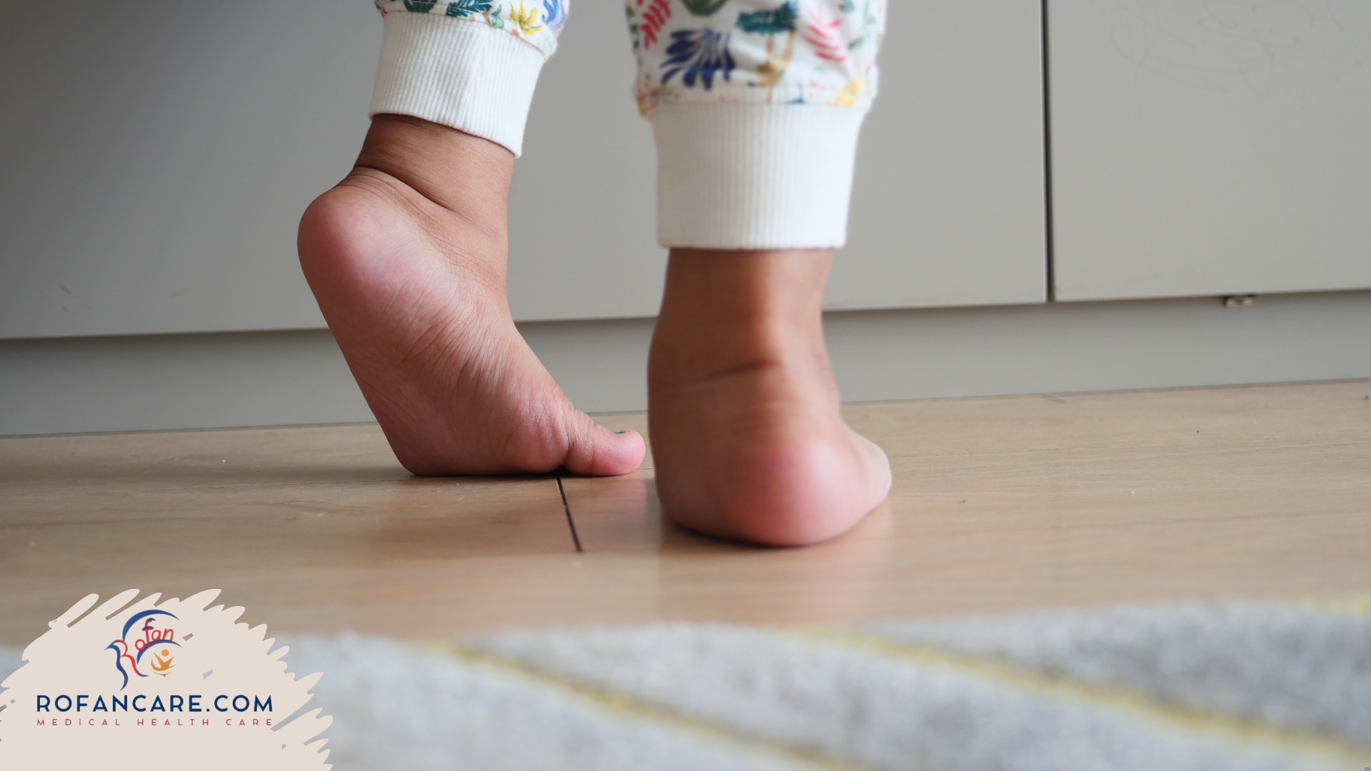 المشي على أطراف الأصابع عند الأطفال: الأسباب، الأعراض، التشخيص، والعلاج